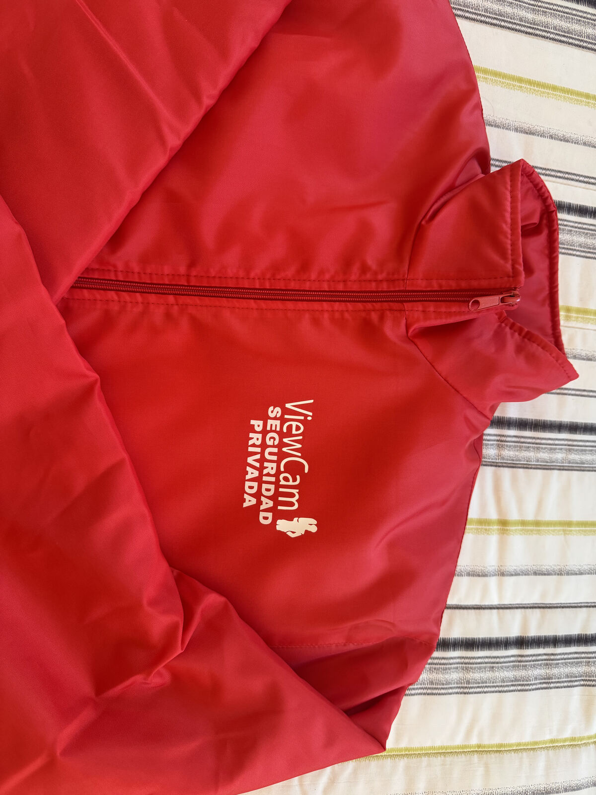 Parka corporativa roja con logo bordado de ViewCam Seguridad